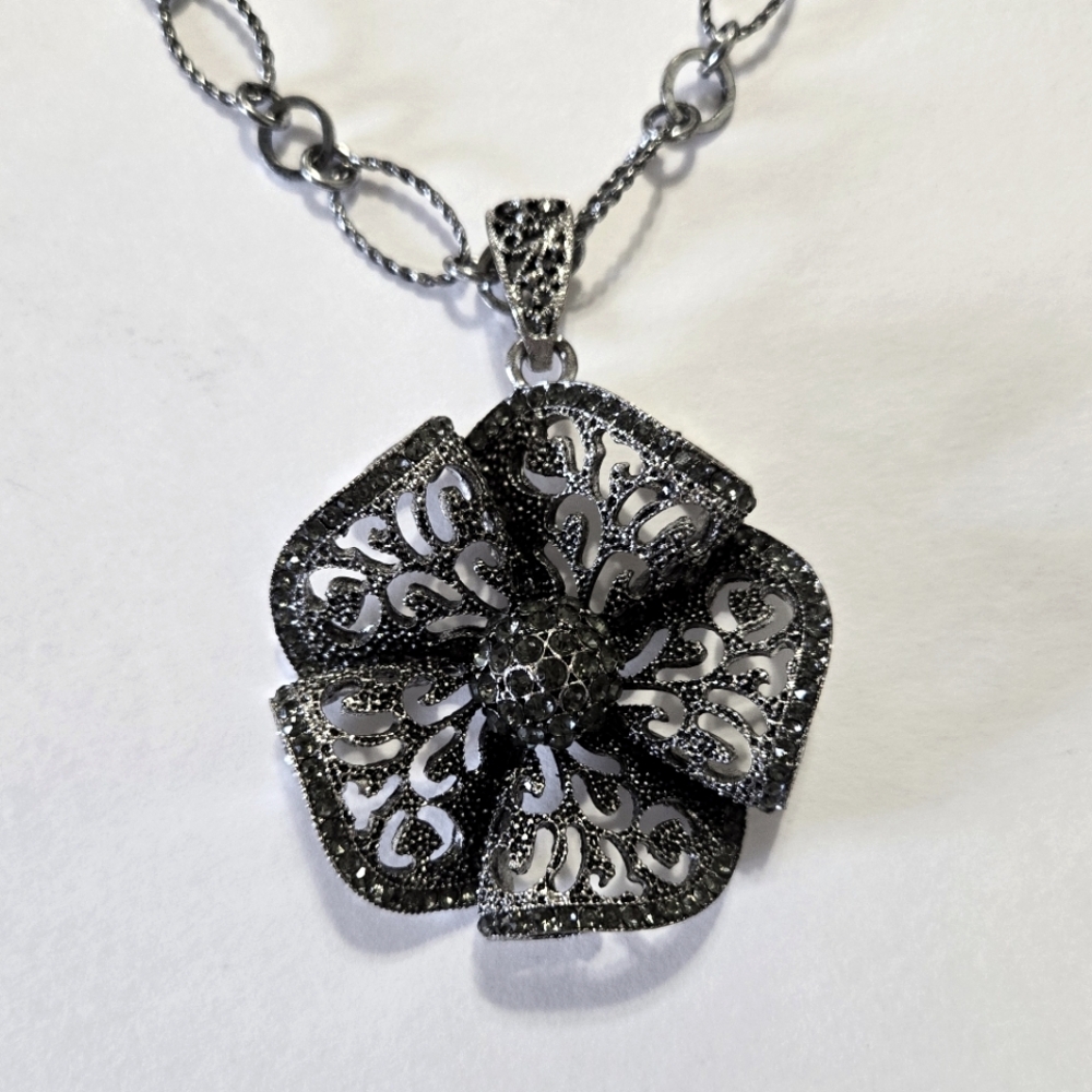 Silver Tone Adjustable Flower Necklace With Gray/Green Stones